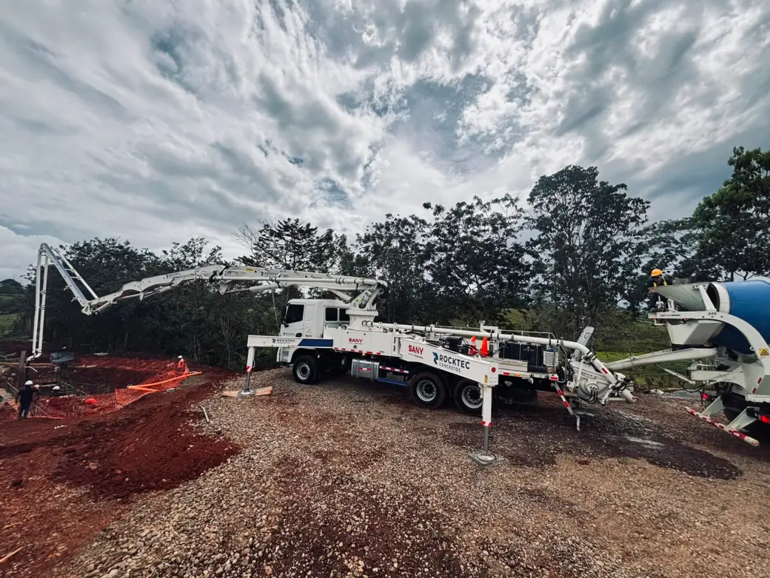 Bomba ROCKTEC Concretos en operación de bombeo durante el día en obra, Zona Norte de Costa Rica